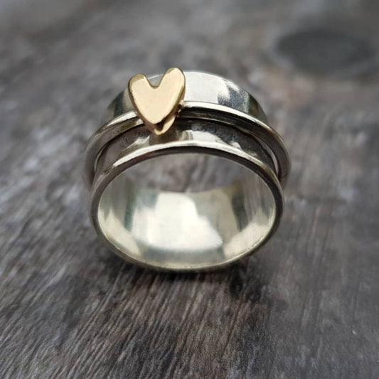 MELY | Anillo plateado con corazón dorado